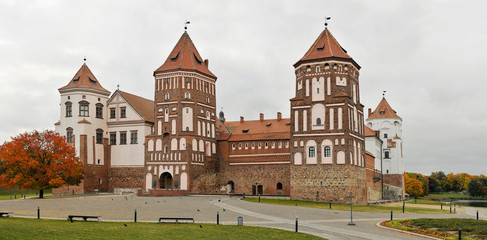 Obraz premium Medieval Mirsky Castle Complex. Autumn.
