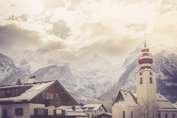 Loferer Steinberge im Winter, Kirchturm im Vordergrund, Lichtstimmung