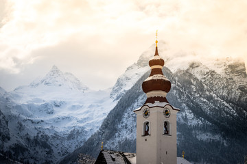 Loferer Steinberge im Winter, Kirchturm im Vordergrund, Lichtstimmung