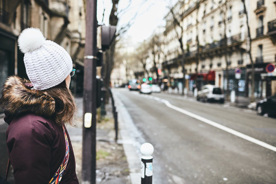 ragazza attraversa strada