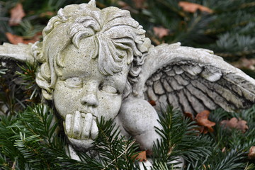 Small figure of an angel on a tomb