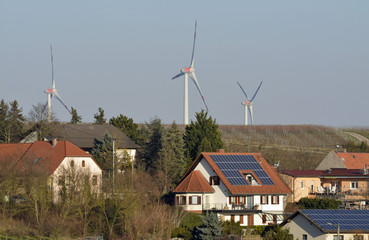 solarzellen und windenergie am ortsrand