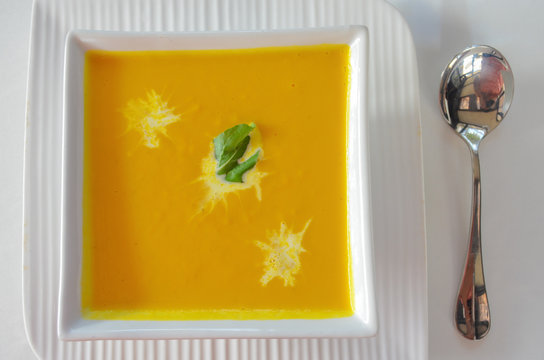 Sopa o Crema de Auyama o Zapallo con albahaca