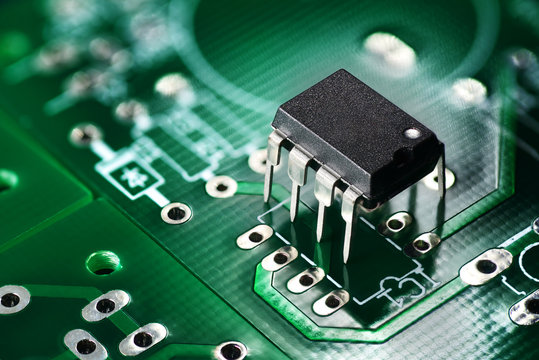 Printed circuit board and chip