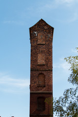 alter ziegelsteinturm bei sch&ouml;nem wetter