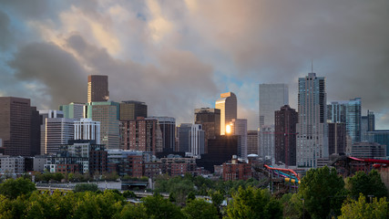 Obraz premium Close of the Denver Colorado skyline with morning clouds in the sky