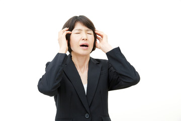 女性　ビジネス　頭を抱える