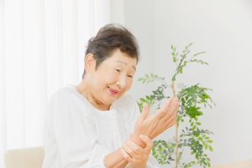 女性　お年寄り　関節痛
