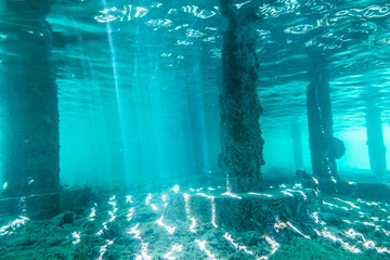 Obraz premium Underwater view of Under a Pier with Pillars and Sun Light
