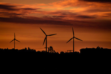 Zwei Windräder bei Sonnnenuntergang