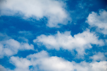 Textur weiße Wolken vor blauem Himmel