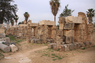 les restes de l'aqueduc romain de Tyr