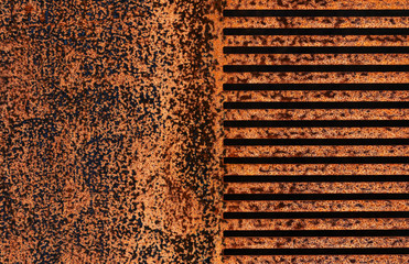 Rostige Oberfläche mit Lüftungsschlitzen