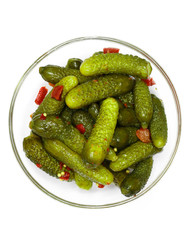 Gewürzgurken in einer Glasschale