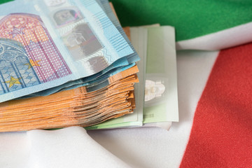 Flagge von Italien und Euro Geldscheine