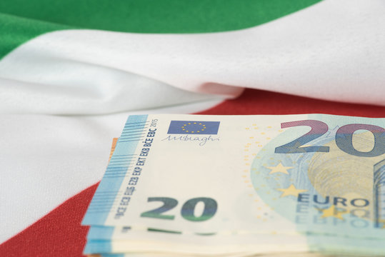 Flagge von Italien und Euro Geldscheine