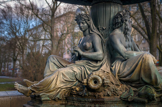 Detail des denkmalgesch&uuml;tzten Wrangelbrunnens in Berlin-Kreuzberg: Allegorische Verk&ouml;rperungen der Fl&uuml;sse Oder und Rhein