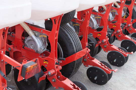 Elements of agricultural tillage machines and mechanisms