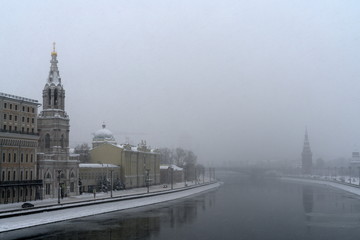 Сильный снегопад в  Москве. Река Москва.