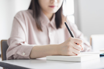 講堂で勉強する女子大生