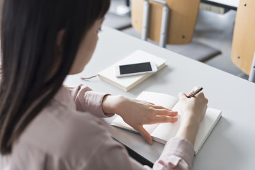 講堂で勉強する女子大生