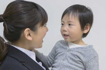 Obraz premium 子供を抱っこするママ