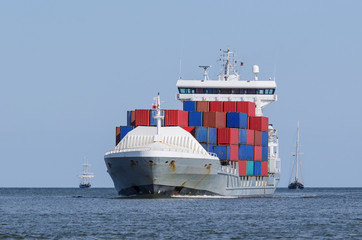 CONTAINER SHIP - Shiping traffic near the port © Wojciech Wrzesień