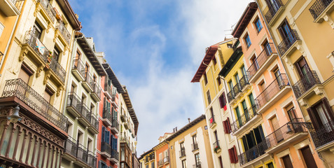 Fototapeta na wymiar Panorama of colorful apartment buildings in the center of Pamplona