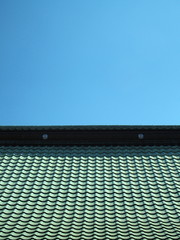 Fototapeta premium 本堂の瓦屋根と青空