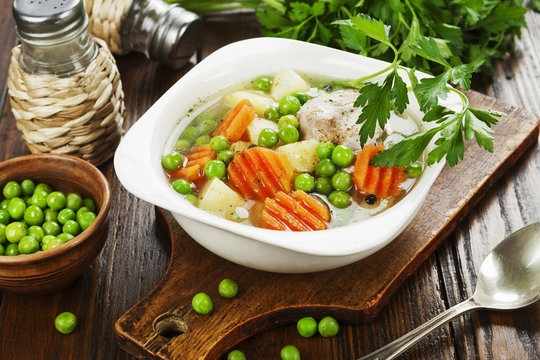 Chicken soup with green peas