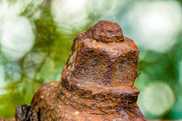 rostige Schraube von alter Eisenbahnschiene