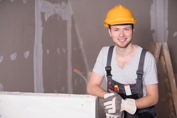 Sympathischer Handwerker auf einer Baustelle 
