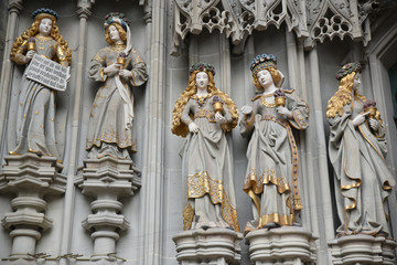 Sculptures de saints du portail de la cathédrale de Berne en Suisse