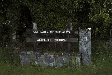 Cartel de madera de la iglesia católica "Nuestra Señora de los Alpes" (Out Lady Of The Alps)