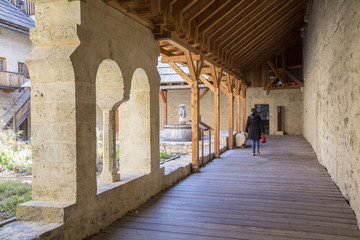 Abbaye Notre-Dame de Boscodon du XIIe siècle d'architecture romane, visiteur dans la galerie ouest du cloître, Crots, Hautes-Alpes 