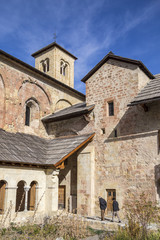 Abbaye Notre-Dame de Boscodon du XIIe siècle d'architecture romane, le cloître et l'église, Crots, Hautes-Alpes 