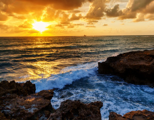 Obraz premium Fantastic stunning colorful sunset by the sea, waves and sunlight