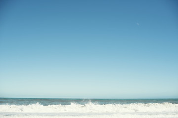 Fototapeta na wymiar Paisaje de playa minimalista con un amplio cielo azul.