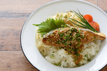 魚料理　丼　鰆　ご飯
