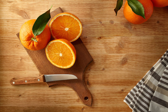 Arance fresche su tagliere per la preparazione di una nutriente spremuta