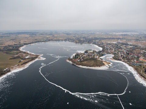 Fototapeta Widok z lotu ptaka na Jezioro Rajgrodzkie oraz Rajgród, Polska