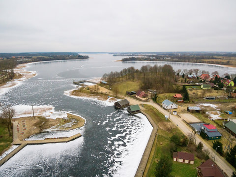 Fototapeta Widok z lotu ptaka na Jezioro Rajgrodzkie oraz Rajgród, Polska