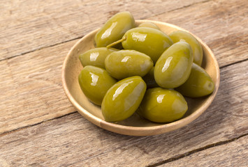 The green olives in bowl
