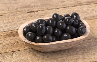 The black olives in bowl