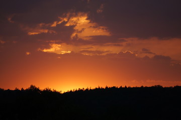 Fototapeta na wymiar Gewitterwolken im Sonnenuntergang