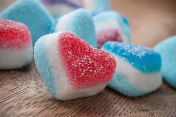 bonbons en forme de coeur sur table en bois