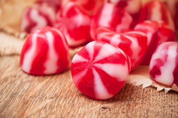 bonbons gélifiés rouge et blanc sur table en bois
