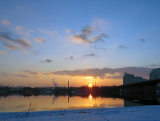 Fototapeta na wymiar Winter sunset on the river