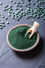 Green spirulina powder and pills