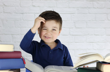 niño pequeño con cara de estres rodeado de libros